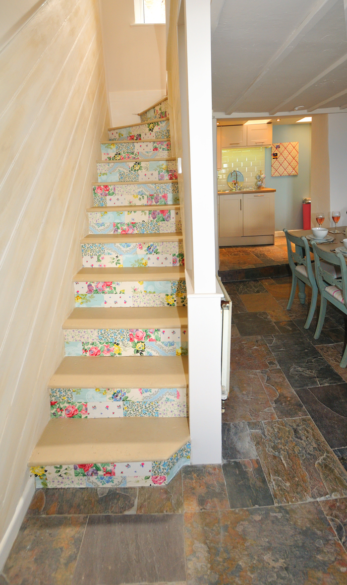 projet de petit budget pour la renovation escalier étroit, contremarches revêtues de stickets à motif floral qui font ressortir les marches d'escalier en bois naturel 