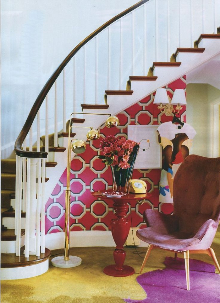 deco montee escalier en couleurs vibrantes concetrées en dessous de l'escalier avec un coin de repos vintage en jaune, rose et pourpre