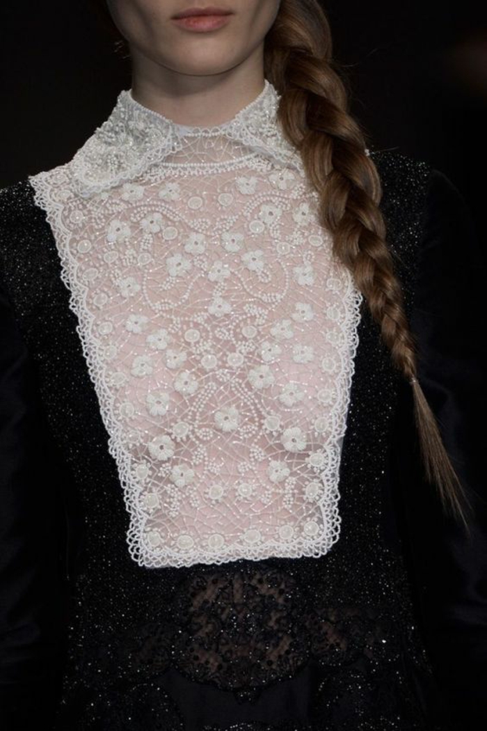 blouse blanche avec dentelle blanche aux motifs fleuris sur le buste, soirée chic et choc, partie en dentelle noire