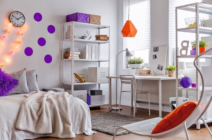 décoration murale de papier violet en cercles, déco facile pour la chambre d ado en couleur tendance 2018