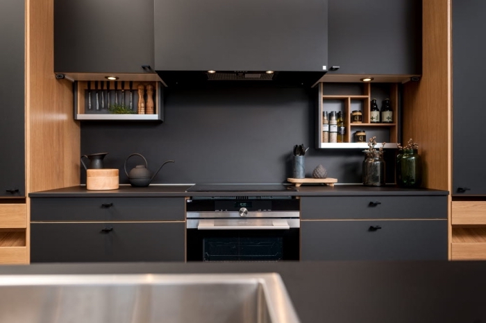 meubles hauts et bas de cuisine en couleur noire matte avec finition en bois clair et éclairage led, cuisine équipée