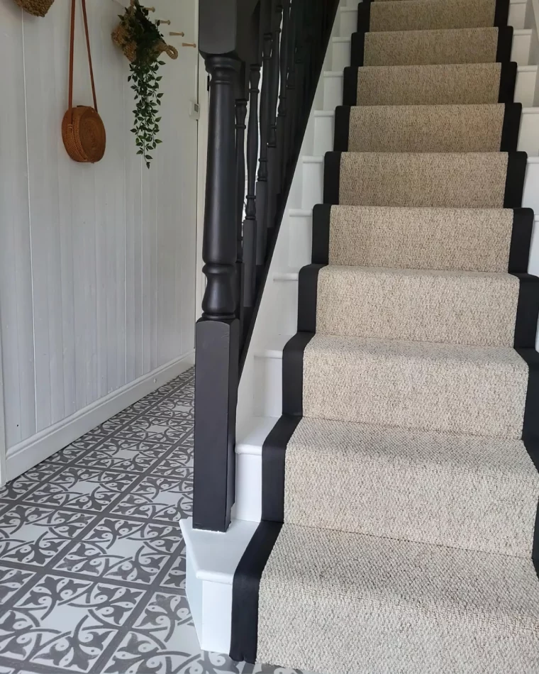 idee peinture escalier bois blanc et noir tapis vegetal fibre