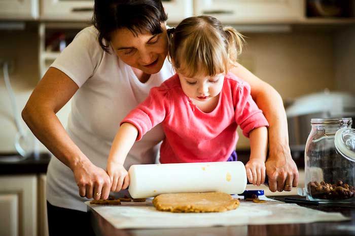 cuisiner avec son enfant, comment faire des biscuits, apprentissage vie pratique, cuisine créative, methode montessori activité