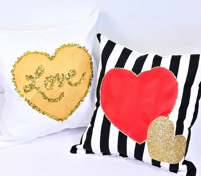 idée cadeau copine, coussins décoratifs en blanc et noir avec motif de coeur rouge et coeur jaune en paillettes