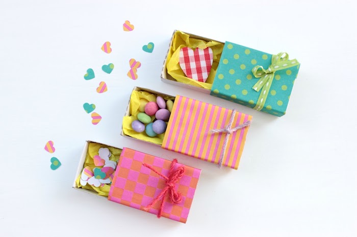cadeau st valentin pour elle, des boites briquet miniatures en carton avec des bonbons colorés et confettis à l intérieur