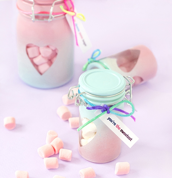 idee cadeau saint valentin, pot en verre miniature repeint de peinture bleue et rose avec des bonbons guimauves a l interieur