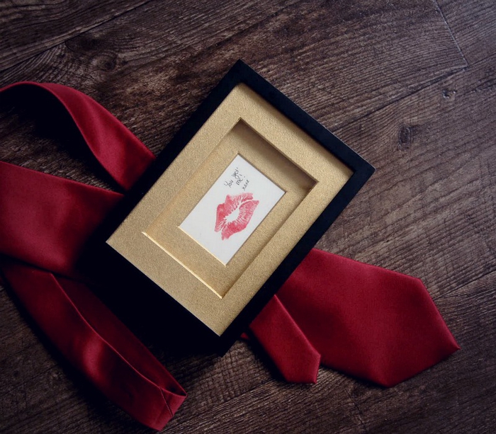idée de cadeau pour homme pour la saint-valentin, comment réaliser un cadre personnalisé à empreinte de rouge à lèvres