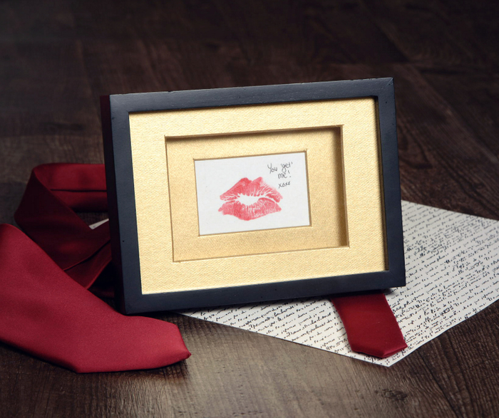 idée de cadeau pour homme pour la saint-valentin, réaliser un cadre personnalisé à empreinte de rouge à lèvres