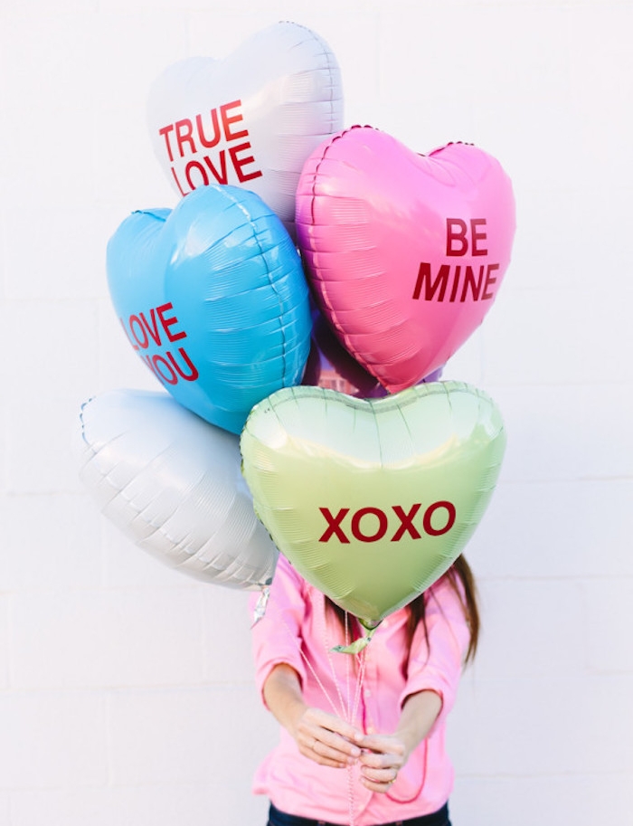 des ballons en forme de coeur customisés de lettres en papier rouge, cadeau pour sa copine typique
