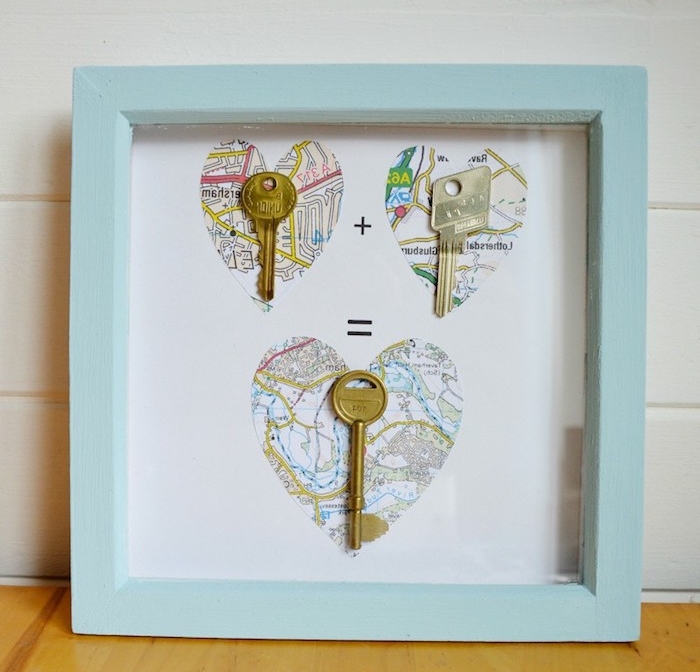 idée cadeau saint valentin, cadre bleu avec motif coeur en carte du monde et des clés, invitation de vivre ensemble