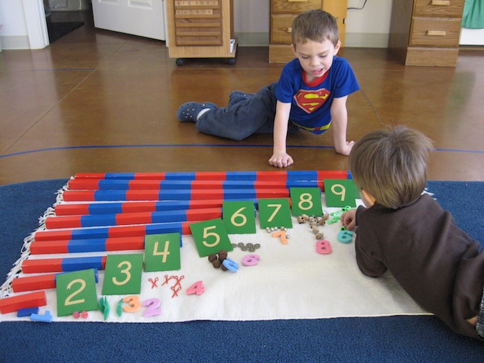 apprendre à compter, rangement des blocs en bois par nombre, idée d activités montessori apprentissage enfant