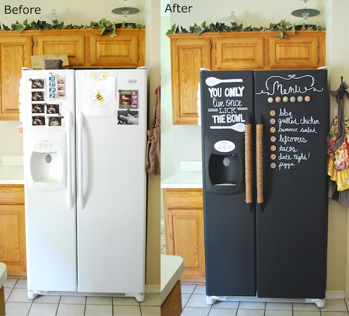 repeindre un frigo blanc en peinture ardoise noire aimantée, idée déco cuisine en bois avec accent original