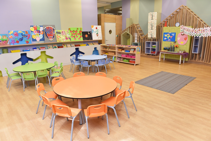 aménager un espace en maternelle avec la méthode montessori, des meubles bas à la taille des enfants, parquet clair, ambiance propice au développement