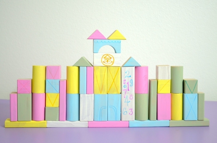 chateau en blocs de bois colorés en formes divers à ranger, idée développement pensée logique et motricité fine, activite enfant 3 ans