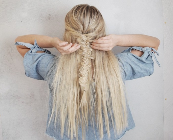 exemple de coiffure tresse epi originale sur des cheveux longs blond, veste en jean, look coachella 
