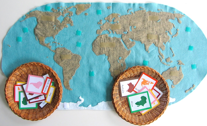 activités montessori, jeu d association des continents en papier colorés sur une carte du monde