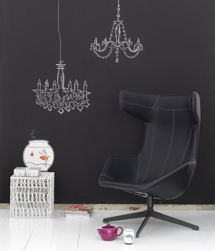 modele de mur décoré de peinture tableau noir à lustres dessinés à la craie blanche, chaise pivotante noire, parquet blancho