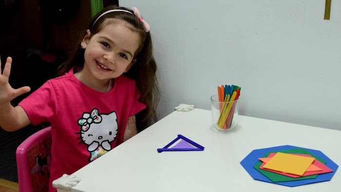 methode montessori apprendre à distinguer les couleurs et le formes, jeu d association avec des batonnets de glace et papier coloré