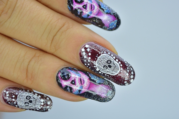 quelle manucure pour Halloween, modèle d'ongles en gel peints en couleurs foncées avec déco à motifs crânes