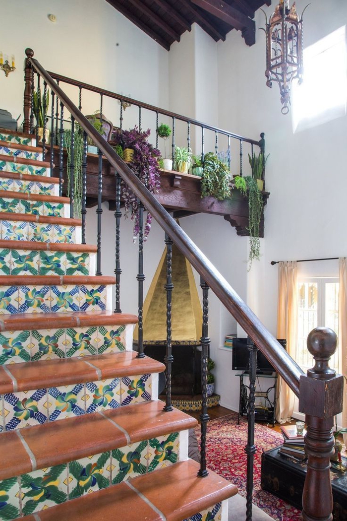 habillage escalier en terre cuite et carreaux de ciment colorés dans l'esprit bohème chic de l'escalier