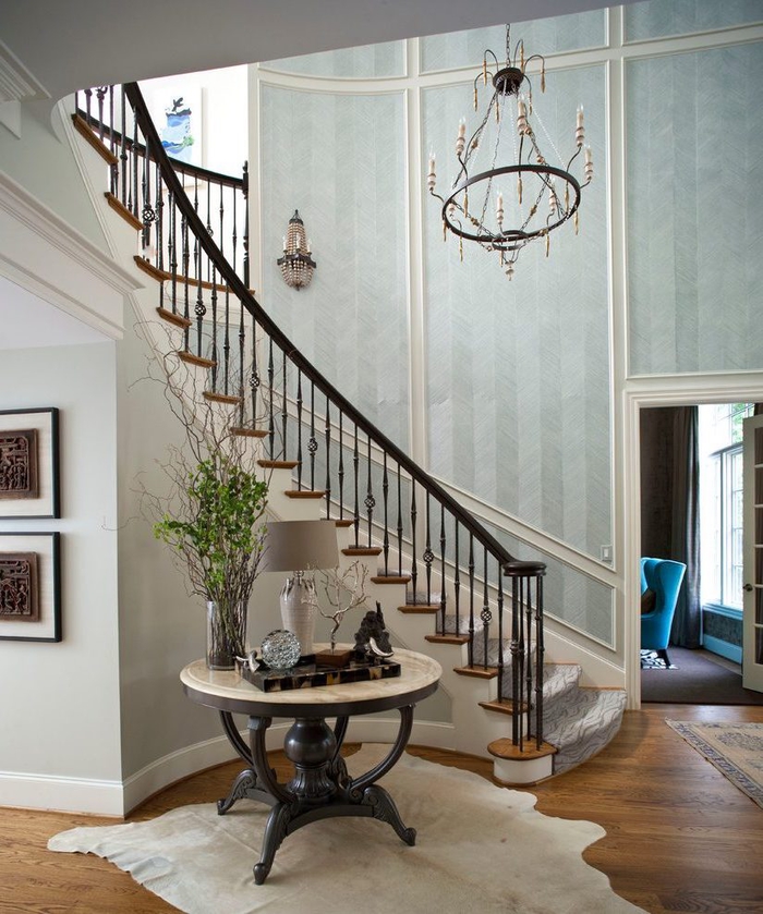 aménagement d'un hall d'entrée spacieux avec un escalier de style victorien, deco montee escalier en papier peint vintageà effet peinture