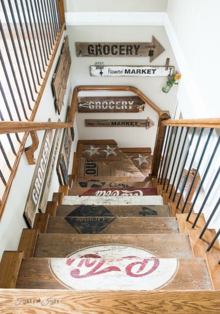 projet pour une deco montee escalier originale avec des enseignes en bois récup q