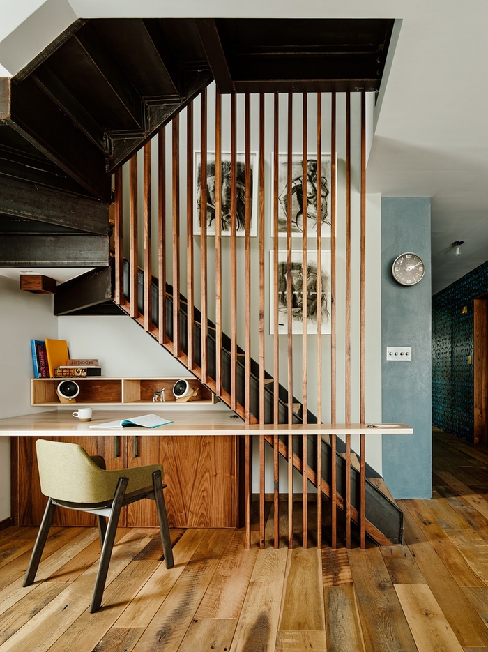 une cage d'escalier esthétique et fonctionnel avec un rempart bois au design contemporain munie d'un espace bureau