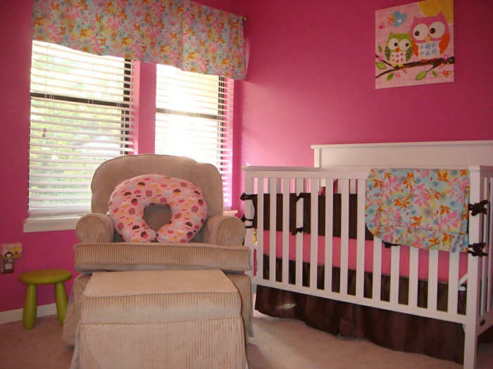 idée déco chambre bébé fille, fauteuil beige, tabouret vert, murs roses
