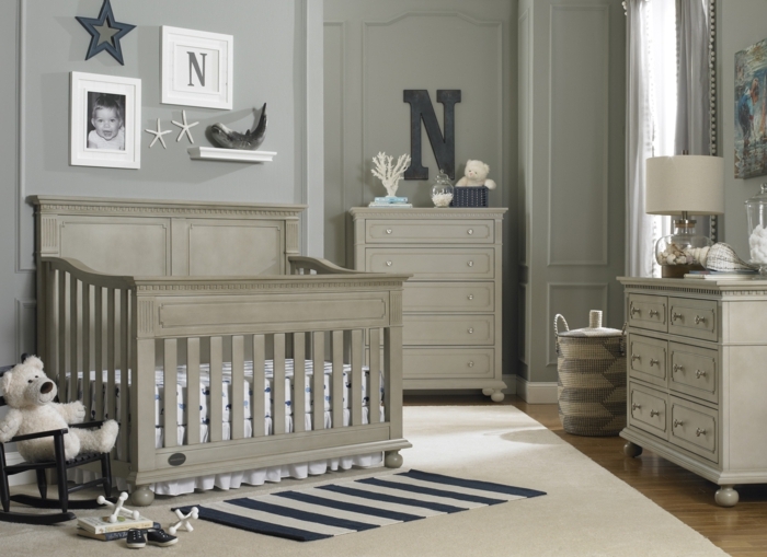 idée déco chambre bébé mixte, lit en bois, tapis blanc, carpette rayée, commodes vintage