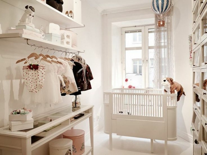 idée déco chambre bébé mixte, dressing mural, lit élégant, étagère blanche