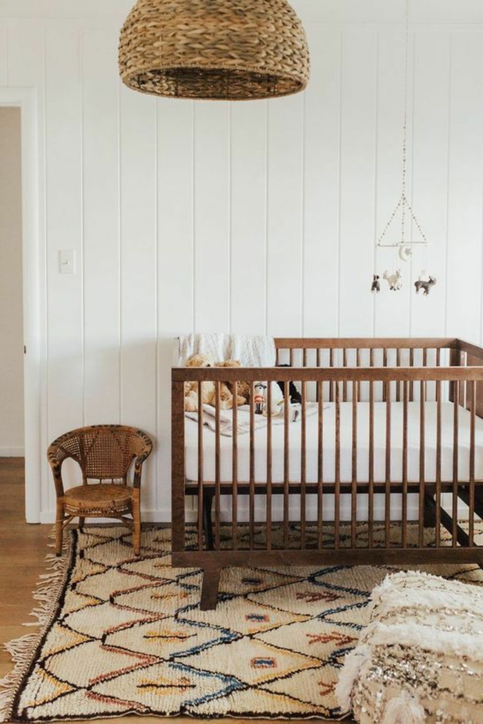 idée déco chambre bébé mixte, abat-jour tressé, chaise en rotin, mur blanc
