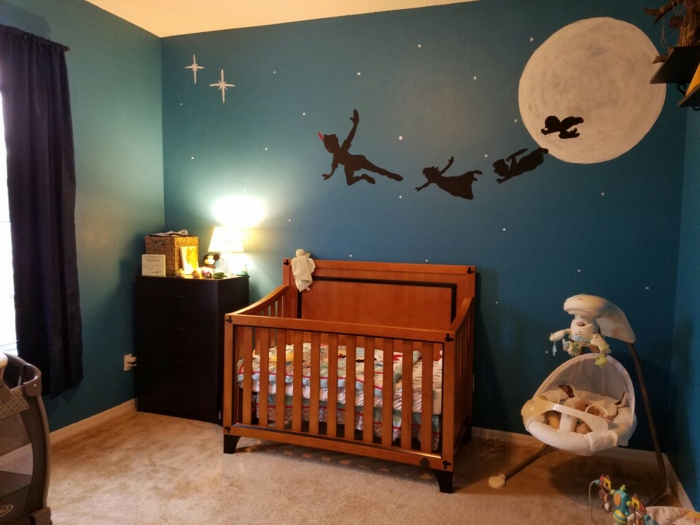 idée déco chambre d'enfant, lit en bois et couffin bébé, tapis taupe, rideaux