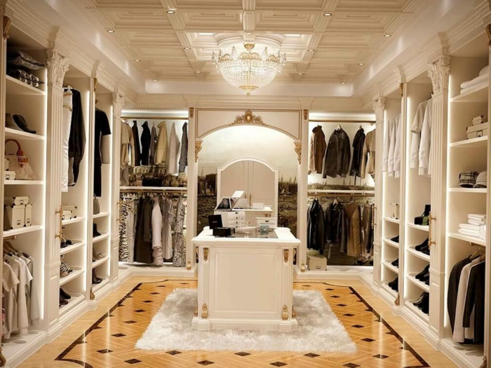 idée déco dressing, jolie pièce blanche, plancher en marbre, plafonnier splendide, grandes armoires ouvertes