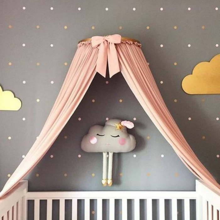 idée déco pour la chambre de bébé, peluche nuage au mur, tête de lit miraculeuse en rose