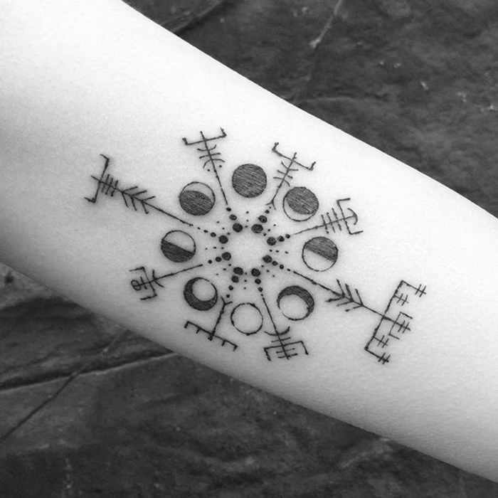 Tatouage symbole force symbole islandais cool tattoo viking lune