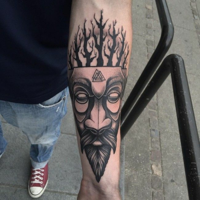 Superbe tatouage symbole liberté tatouage cool idée tatouage tête de viking et symbole triangle
