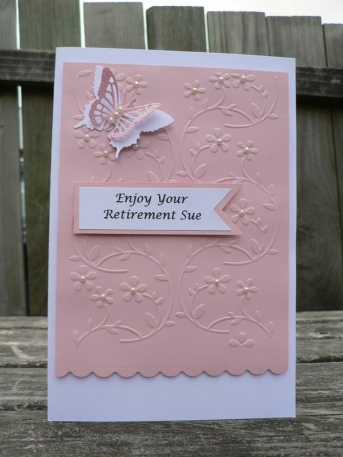 invitation départ en retraite, carte en blanc et rose, avec papillon qui déploie ses ailes devant, avec des petites perles décoratives et des petites fleurs en relief