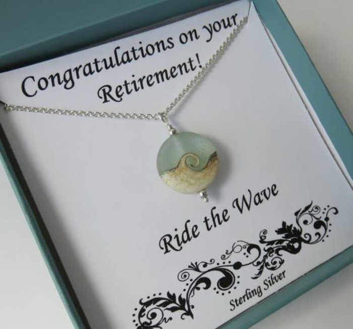 message depart retraite, Félicitations pour ta retraite, message en anglais avec un bijou, collier en argent avec deux pierres en forme d'onde spirale 