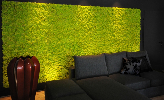 décoration d'intérieur avec panneau en mousse verte, sofa noir, coussins déco