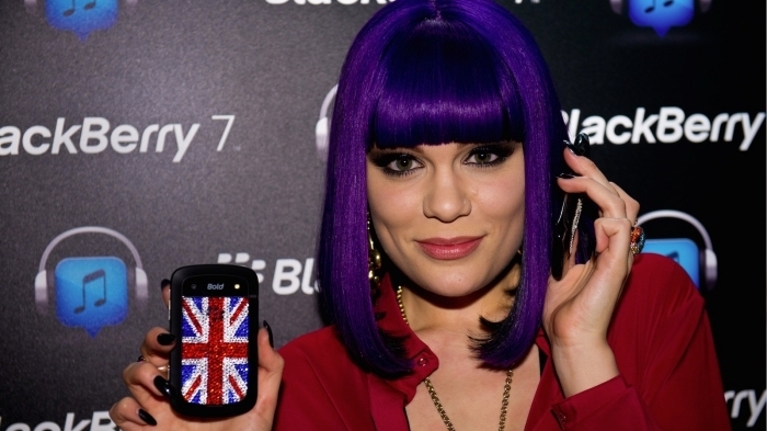 coiffure de célébrité de Jessie J aux cheveux mi-longs avec frange droite, couleur de cheveux ultra violet