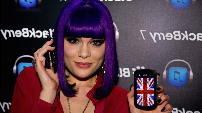 coiffure de célébrité de Jessie J aux cheveux mi-longs avec frange droite, couleur de cheveux ultra violet