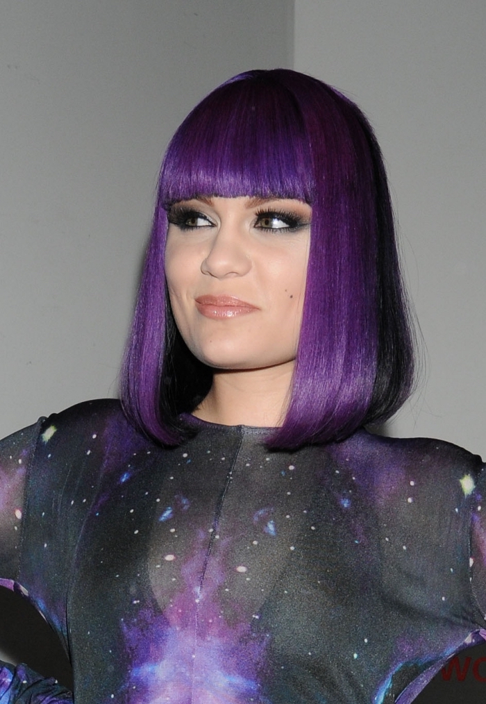 coupe de cheveux mi-longs avec frange de couleur violet, coiffure de Jessie J aux cheveux ultra violet et noir