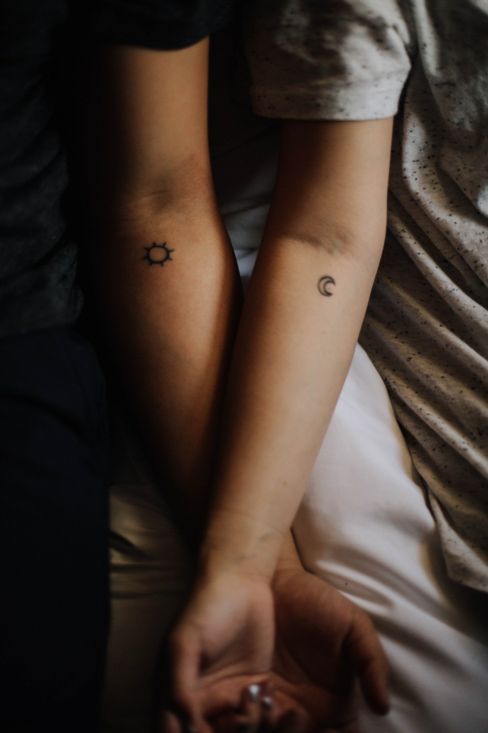Tatouage avant bras femme tatouage femme epaule lune et soleil tatouages miniatures