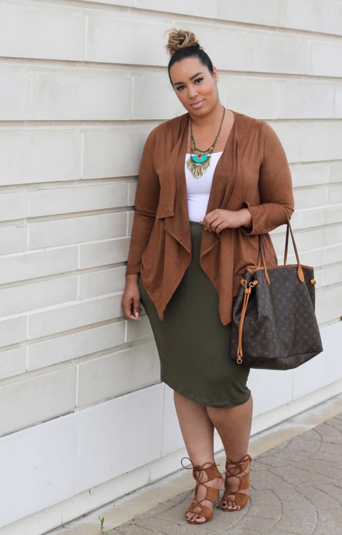 look élégant pour la journée, jupe crayon femme ronde en vert, top blanc et veste marron, sac grande taille Louis Vuitton