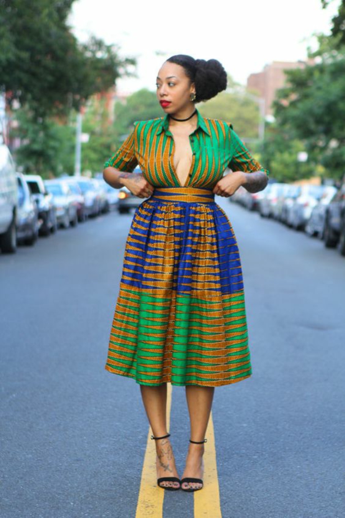 vêtement en style rétro années 50, jupe longue africaine, robe africaine, décolleté déboutonné, motifs déco de la robe en vert et en bleu royal