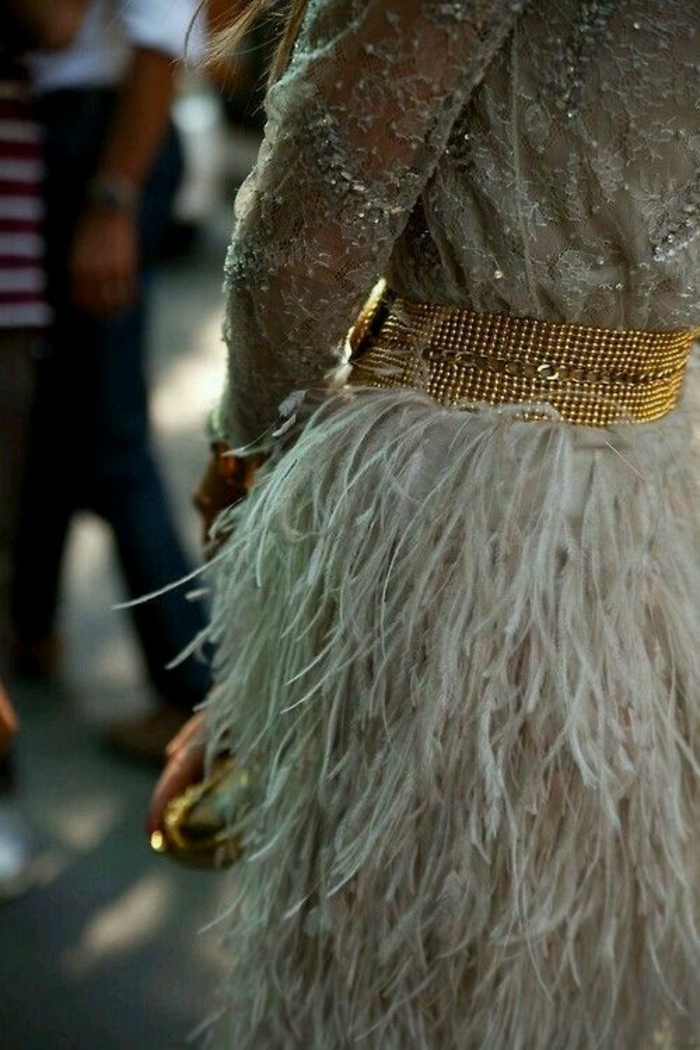 look brillant et glamour, chic détail choc, soirée chic, jupe en plumes d'autruche, ceinture large en métal imitation or, blouse en micro cristaux Swarovski