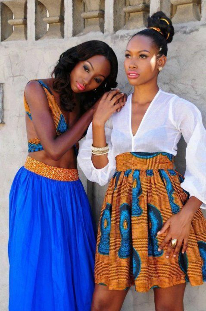 deux looks avec deux jupes africaines, une longue et une mini, vetement africain, tailles hautes, top sans manches en motifs africains colorés et chemise semi-transparente avec des manches longues