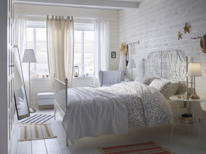 modèle de chambre à coucher avec décoration de style campagne en revêtement mural et plancher de bois clair