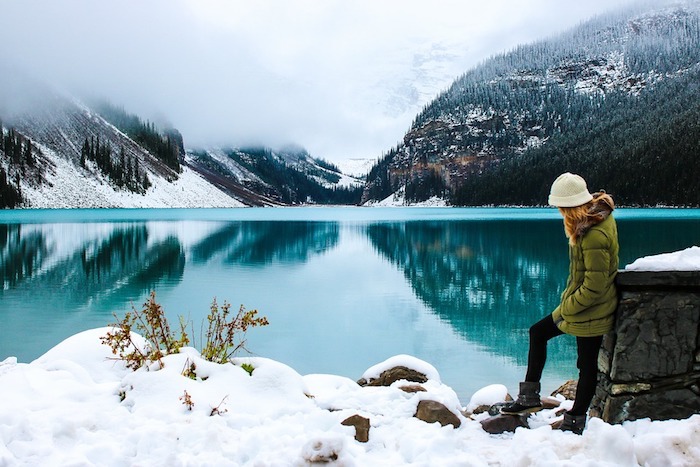 idée quoi visiter au canada, paysage d hiver, le lac louise entouré de montagnes enneigées en hauteur