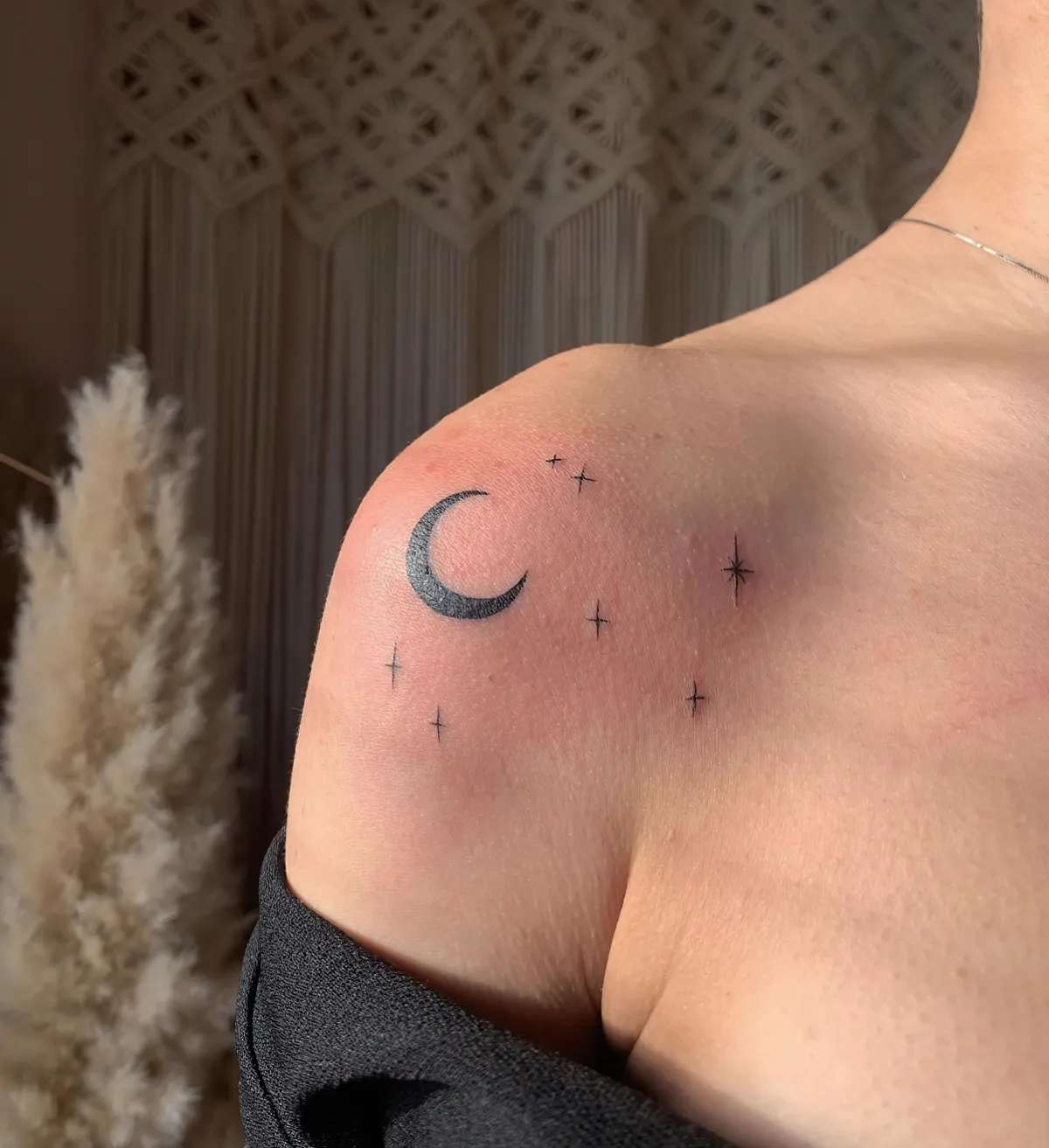 les plus beaux tatouages pour femmes lune et etoiles